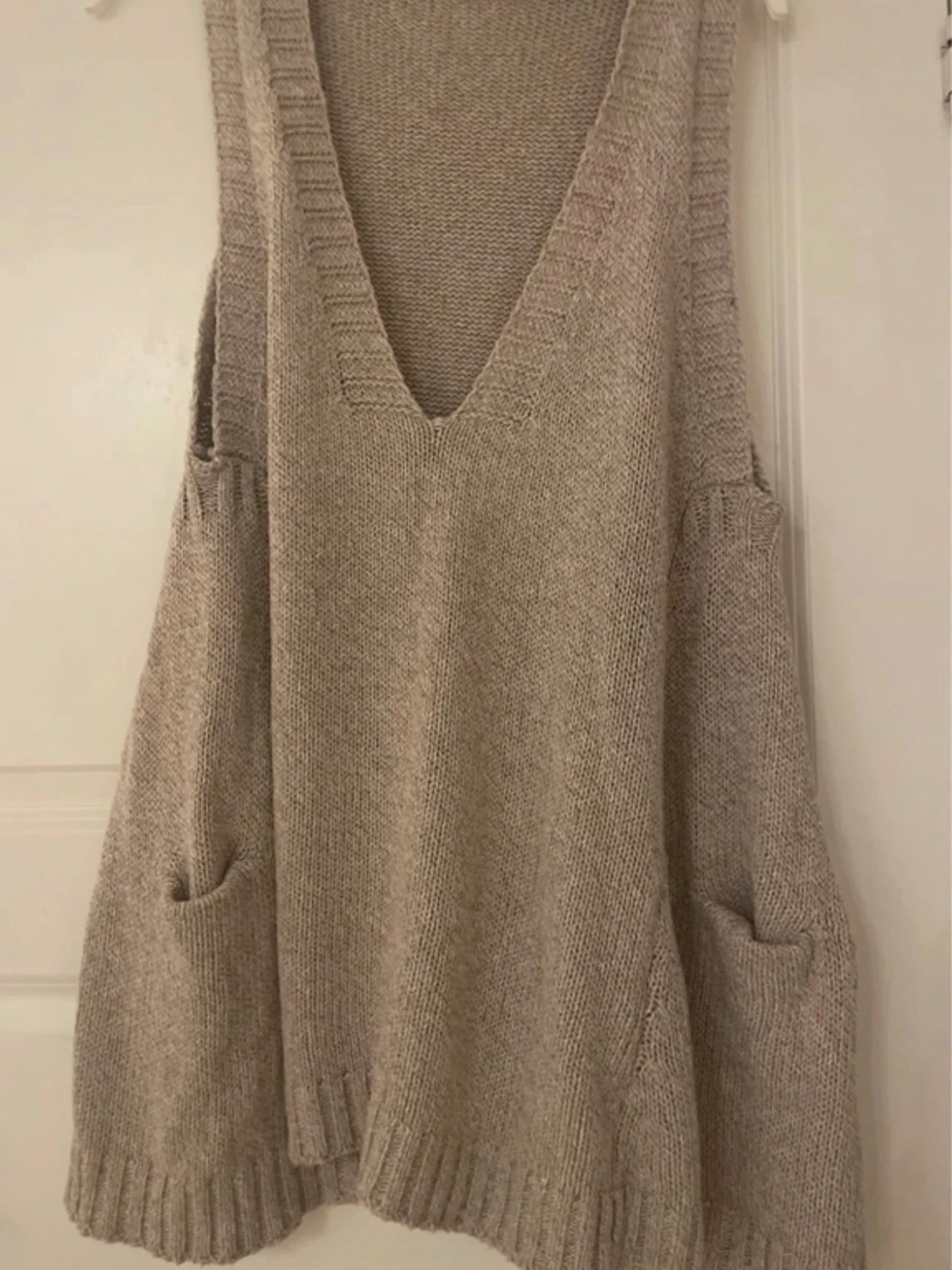 Beige stickad väst med v-ringning - 2