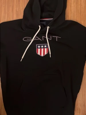 Svart hoodie från GANT med tryck - Nästan helt ny Gant Hoodie snabb affär!! Nypris 1200kr ni får den för 300 kr 