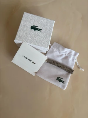 Lacoste armband i rostfritt stål - Snyggt oanvänt armband från Lacoste armbandet är 20cm men kan enkelt justeras jag kan gör om stoleken om det böhövs 😁