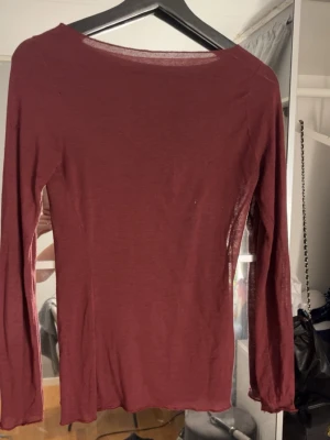 Vinröd tröja från intimissimi  - Fin vinröd långärmad från intimissimi bra skick om inga hål
