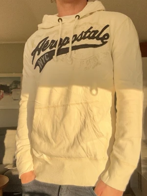 Aeropostale vintage hoodie - Den snyggaste Aeropostale hoodien jag sett. Sjukt bra till vår och sommar med ljusa färger. Passformen är perfekt 👌🏻Storlek S, modellen är 176cm lång. Skicka gärna frågor! Mvh