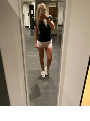 Ljusrosa tighta träningsshorts - INTRESSEKOLL!! intresse koll på mina ljusrosa träningsshorts från DFYNE. De är gjorda i ett stretchigt material med scrunch och sitter väldigt skönt. bilder från gamla ägaren.