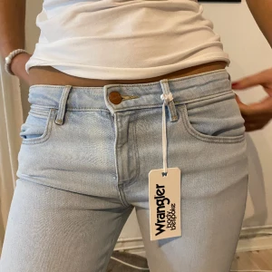 Lågmidjade bootcut jeans - Supersnygga lågmidjade jeans från Wrangler. W26 L32. Köpta för 949 kr på zalando💗