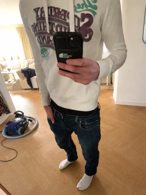Superdry Hoodie - Säljet sjukt fet superdry hoodie som tyvärr är för liten för mig. Säljer för billigt pris, köpt mycket dyrare och är i nyaste skick! Vid frågor är det bara att höra av sig🔥