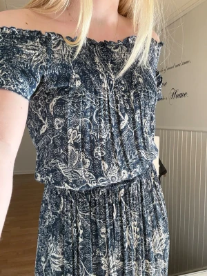 Klänning - Fin mönstrad klänning i bekvämt och luftigt material. Väldigt fint skick⭐️