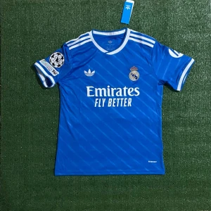 Real Madrid Tröja - Säljer denna riktigt feta tröjan för ett riktigt bra pris. Skriv till om ni är intresserade eller har andra funderingar kring tröjan!