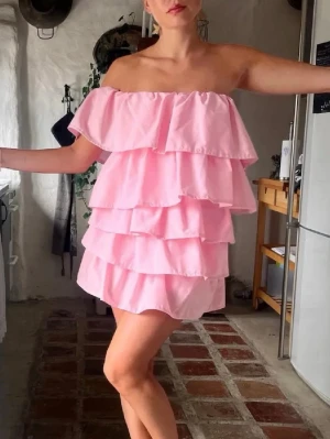 Rosa volangklänning  - Supersöt rosa kortklänning från aniell label. Klänningen har en luftig passform och är perfekt för sommarens alla tillfällen. Passar perfekt till sommaren💗