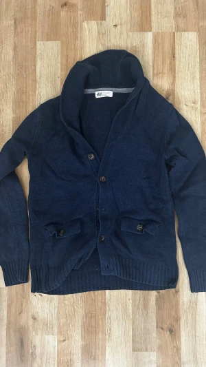 Stickat kofta - Säljer denna koftan från Hm. Har legat i garderoben i ett tag nu. Säljer den för att den har blivit för smal. Skriv om ni är intresserade 