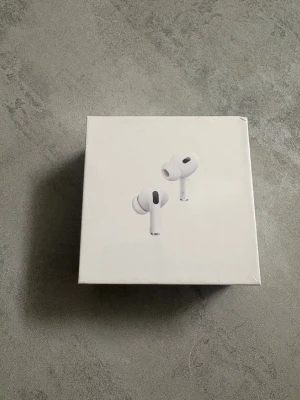 Apple AirPods Pro 2 USB-C - Säljer ett par Apple AirPods Pro (2:a generationen) med MagSafe-laddningsetui och USB-C. Hörlurarna är vita, har en stilren och kompakt design samt levereras i originalförpackning. Perfekta för dig som vill ha brusreducering och grymt ljud i ett smidigt format.