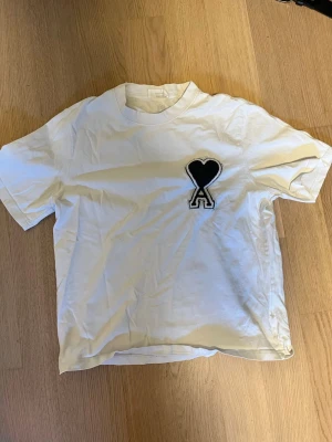 Ami Paris T-shirt  - Andvänd sparsamt, storlek S. Skriv vid funderingar 