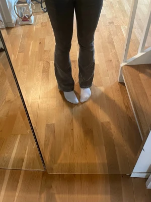 Svarta bootcut jeans - Säljer ett par svarta bootcut jeans med klassisk femficksmodell och normal midja. Jeansen har en lätt utsvängd passform nedtill och är perfekta för dig som gillar en retroinspirerad look. Materialet är denim i bomull och de är riktigt snygga till sneakers eller boots.