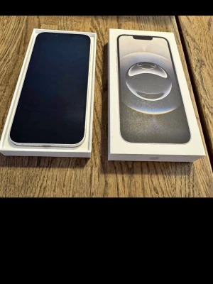 Iphone 16e vit 128gb - Säljer en vit iPhone från Apple med stilren design bra sidor. Telfonen har rundade hörn, en stor skärm och en enkel kamera på baksidan. Levereras i originalkartong. Super för dig som gillar snygg och modern teknik. Som ny använt i fem månade bara kan sänka priset 👍🏻kvitto finns