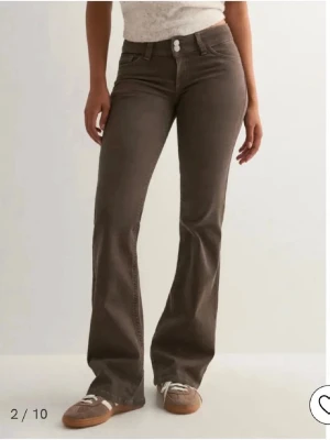Bruna Nelly jeans  - Säljer då de aldrig tyvärr kommit till användning så den är i väldigt bra skick! 