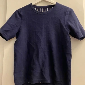 Tommy Hilfiger - Använd väldigt få gånger men är i fint skick.   Är två tröjor i en, alltså kan man ha den åt båda hållen.   Den har ingen lapp så vet ej storleken men skulle säga att den är s/m men mest som en M typ 