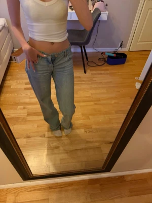 Ljusblå raka jeans Zara - Jeans från Zara som är lite för små för mig. Bra i längden, jag är 170cm❣️storlek 34