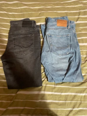 Grå & Ljusblåa jeans från Jack & Jones - Väldigt snygga & Stilrena Jeans från Jack & Jones. Väldigt fina färger och passar perfekt till både våren & sommaren som är runt hörnet. Båda är S. Säljer de som ett set för 300 eller om man är intresserad av endast ett par, så kostar det 200. Hojta gärna till vid funderingar eller om du vill ha fler bilder!