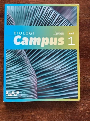 Biologi Campus 1 kursbok - Biologi Campus nivå 1- ny upplaga för GY25, utmärkt skick, några kanter som är lite stötta. Nypris 750kr. Säljer för 550kr🤗 ISBN: 978-91-523-6647-9