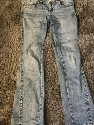 Y2k twisted bootcut jeans - Stretchiga jeans från Gina tricot dem är helt nya fast utan prislapp dom köptes för 499kr