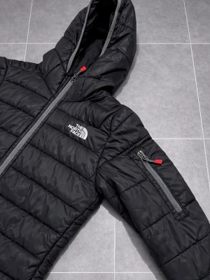 The North Face jacka - The North Face jacka i storlek S för män. Väldigt bra skick, men det finns en liten skada på armen som ej syns vid användning. Bekväm och praktisk jacka som jag rekommenderar. Hör av dig vid intresse/frågor. PRIS KAN DISKUTERAS!