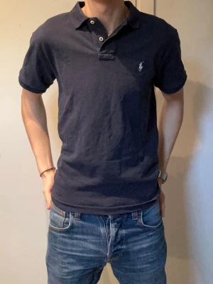 Polo Ralph Lauren Pikétröja  - | Polo Ralph Lauren | Piké | Mycket Bra Skick | 199kr | Medium | Custom Slim Fit | Vit Logga | Mörk Blå |   Skickar inom 24h📦  Kontakta vid minsta fråga eller fundering🤩