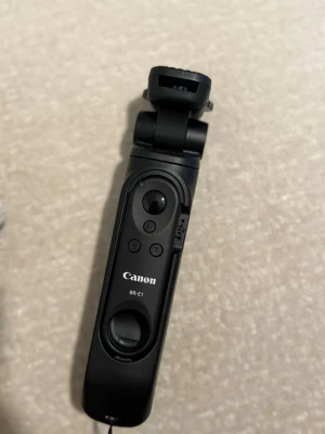 Canon BR-E1 fjärrkontroll - Canon BR-E1 är en svart fjärrkontroll för kameror, med flera knappar och joystick för enkel styrning. Kompatibel med Canon-kameror och perfekt för trådlös kontroll av fotografering och zoom.