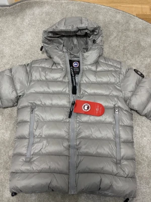 Canada goose crofton black label  - Canada goose crofton black label.                        Storlek m.                                                                    Fraktas inom 24 timmar efter köpet🖨️✅