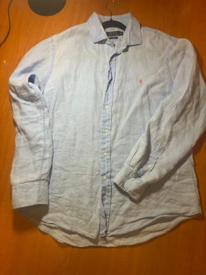 Ljusblå linneskjorta Polo Ralph Lauren - Priset kan diskuteras vid snabb affär 