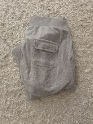 Juicy Couture  - Gråa Juicy Couture byxor, bra skick storlek M❣️