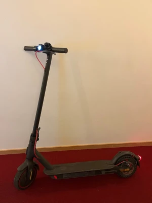 Xiaomi pro 2 elsparkcykel ( Går ej att skickas men det går att hämta den i Göteborg) - Säljer en elsparkcykel som går 25 kmh i max fart den har tre olika lägen där i den första åker den 5 i den andra 20 och i den tredje 25. Den har tublösa däck som gör att den inte kan få punktering. Jag har haft den i 1 år.