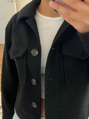 Svart jacka - Kort och ganska tunn kappa från Vero Moda. Den är lite nopprig men annars i fint skick