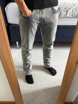 Replay Anbass - Ett par grå slim fit jeans från Replay med tvättad look i storlek W33 L30. Modell Anbass, sitter dock lite stora på mig som har W31 i midja. Jeansen har normal midja och raka ben, perfekta för en avslappnad men ändå stilren outfit. Inga defekter!Materialet är mjukt och stretchigt för extra komfort. Bara att kontakta vid funderingar!🌟