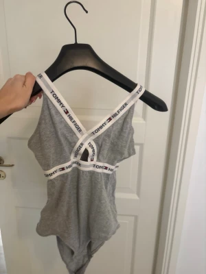 Tommy hilfiger body - Tommy hilfiger body i bomull köpt från urban outfitters i USA, limited edition.