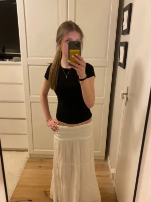 Vit långkjol - Sommrig långkjol i jättefint skick, inga defekter!! Jag är runt 160 och längden är bra. Hör av om ni har frågor!🩵🩵