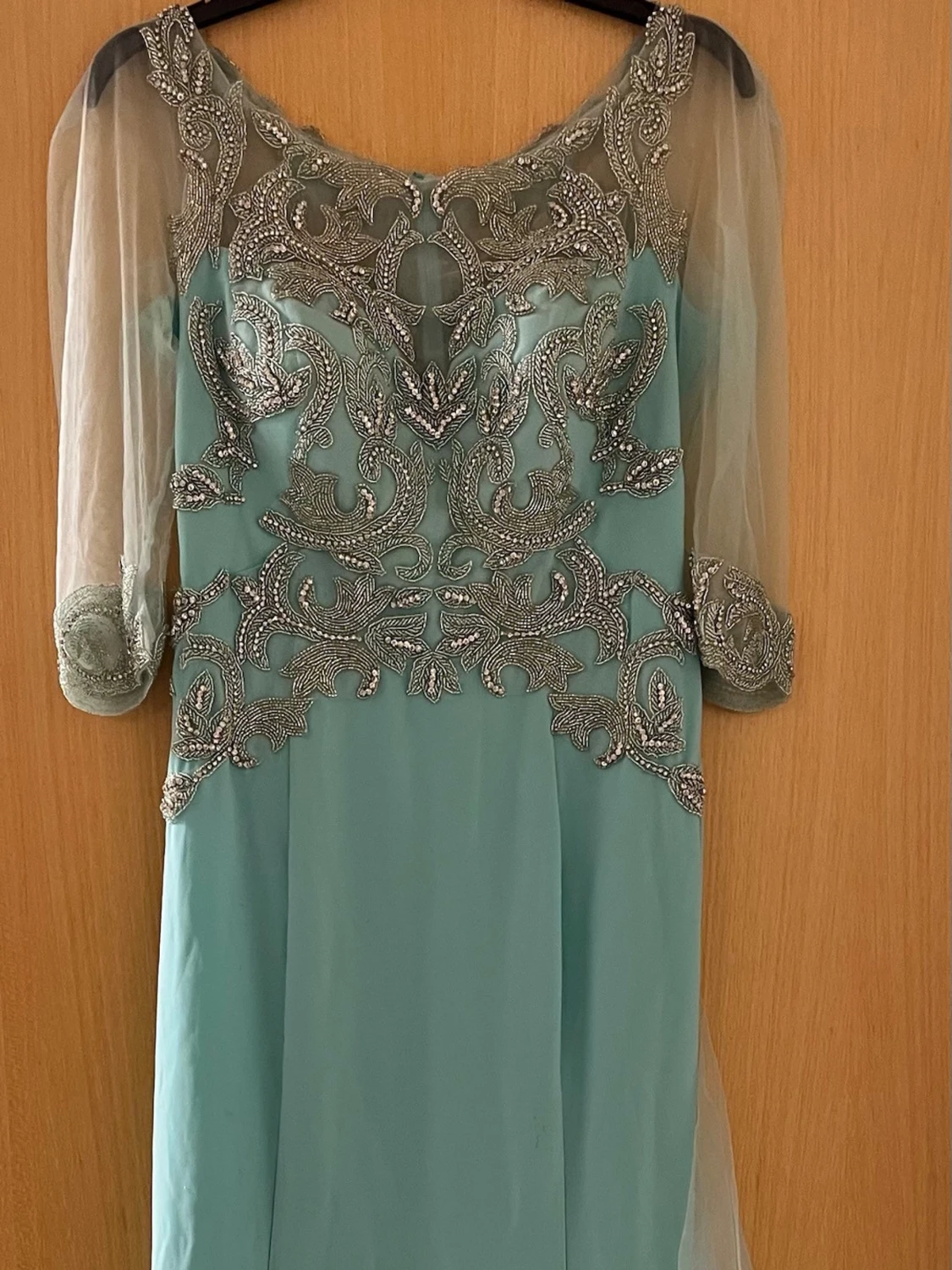 Lång ljusblå klänning med silverbroderi