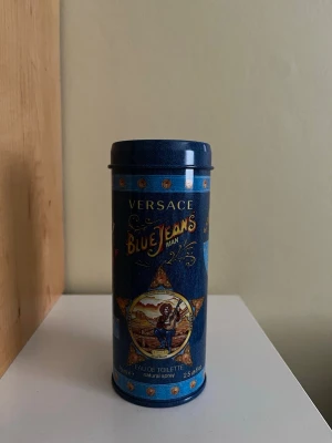 Versace Blue Jeans - Nostalgisk doft, har bara testats, box tillkommer, dofterna passade ej mig så därför säljer jag den. 