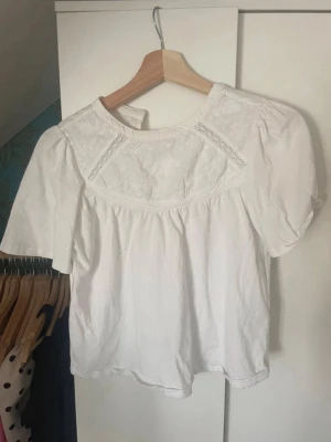 Vit blus från Zara - Jätte fin blus från Zara, använd fåtal gånger och är bra i skicket.