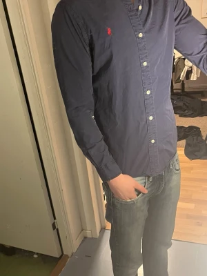 Ralph Lauren Skjorta - Tja säljer nu en Ralph Lauren Skjorta i Storlek S o färgen Marinblå. Skjortan i ett fint skick utan tydliga defekter. Nypris runt 1295kr mitt pris 299kr hör av dig vid frågor eller funderingar.