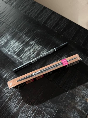 NYX Micro Brow Pencil Taupe - NYX Micro Brow Pencil i färgen Espresso, perfekt för att fylla i och forma ögonbrynen med precision. Swatchat en eller två gånger, så mer eller mindre oanvänd. Mängden ser du på bild 2.