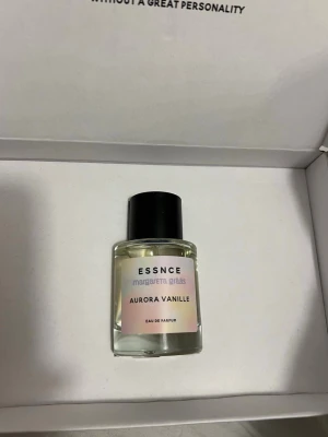 Aurora Vanille parfym 50ml - Aurora Vanille från Essnce Margareta Grääs. Det är en Limited edition som är helt slutsåld. Parfymen kommer i sin orginallåda och är helt oanvänd. INTE ens provsprayad!!