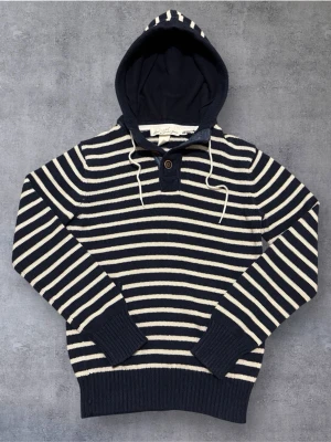 Randig hoodie från Hm - Säljer denna galet feta vintage hoodien från H&M. Riktigt feta ränder, perfekt för dig som vill sticka ut lite extra. Pris kan diskuteras 😁