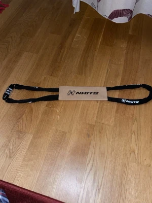 Lås - Säljer ett helt nytt och oanvänd lås som kan användas för motorcykel och andra fordon!  Den är i perfekt skick och fungerar perfekt!  Original koden är 000 men man kan byta den genom att läsa instruktionerna! Instruktioner är i engelska!   Längd-120cm.