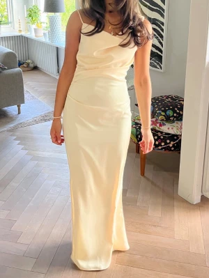 Ljusgul balklänning Adoore - Det börjar närma sig baltider och jag säljer min vackra ljusgula klänning från Adoore, från årets bal. Den är i strl 36 och jag är ungefär 165 och hade klackar på mig och då var den frf lång! Den är bara använd 1 gång och fläckfri. Originalpriset är 1595 kr! 💛💛💛 länk till klänningen- https://www.adoore.com/en-se/products/almeria-dress-vanilla-yellow                     Skriv om ni har frågor!!