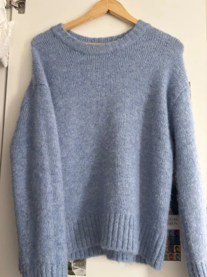 Stickad tröja - Säljer min stickade tröja från Indiska, storlek M, nypris 999kr aldrig använd!!! Jätte gosig 