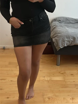  svart jeanskjol Bershka - Helt ny svart jeanskjol ifrån Bershka, i strl 38 men passar en 36 med.