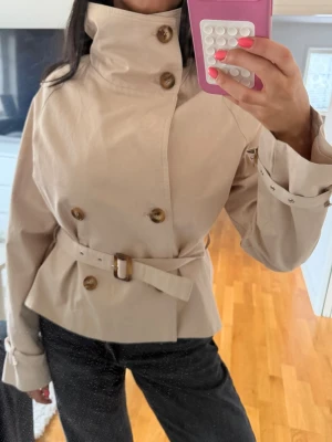 Beige button up trenchcoat - Använd 1 gång!! 