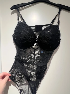 Spetsbody  - Spetsbody eller topp med snygg spets och detaljer. Sparsamt använd 💞 Bilder tagna av förra försäljaren