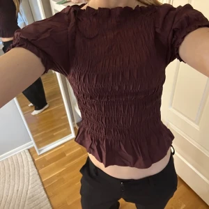 Vinröd blus  - Hej! Säljer denna trendiga vinröda blusen från H&M, den är endast testad så i superskick🤩 Jag är 173 cm och bär S/M och den sitter super på mig. Önskas fler bilder så hör av dig💞