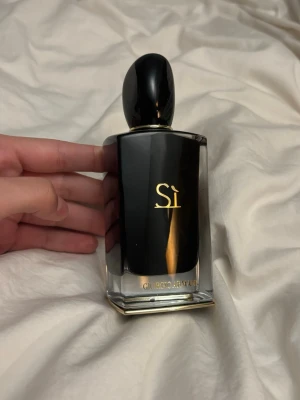 Armani si intense parfym  - Si intense från Armani, den gamla versionen. Ca 80% kvar av 100ml