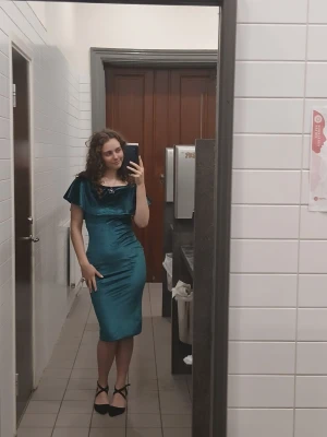 Grön sammetsklänning  - Grön sammet Pendlar mellan Alingsås - Skövde vardagligen. Med jämna mellanrum är jag även i Uppsala. Säg gärna till om ni vill mötas och slippa betala frakten och den extra kostnaden plick lägger till på priset. Ni swishar  isåfall :) 