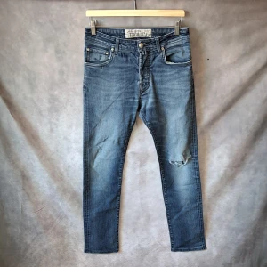 Jacob Cohën Jeans (688) - Stl w31 - Bra skick 8/10, blivit tunnare/lite slitna där bak (Se sista bilden), syns bara vid nära inspektion vid användning | Stl w31, Modellen är (688) och sitter slim fit/regular slim med lite stretch | Jeansen går utan tvekan att använda och är väldigt snygga! | Hör av dig vid frågor | Mvh Galgen ✌️